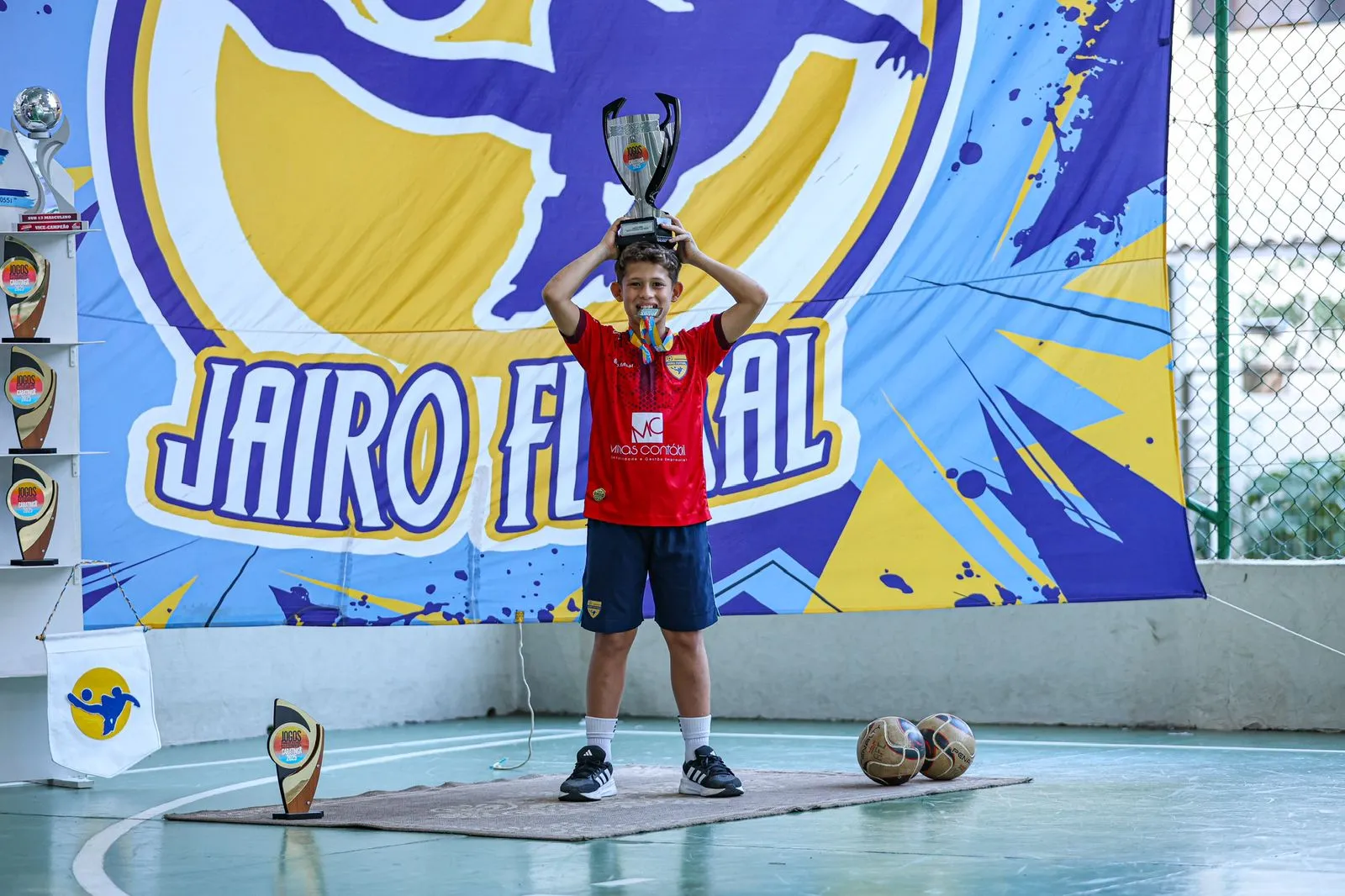 VitinGK recebendo troféu de campeão em competição regional de futsal