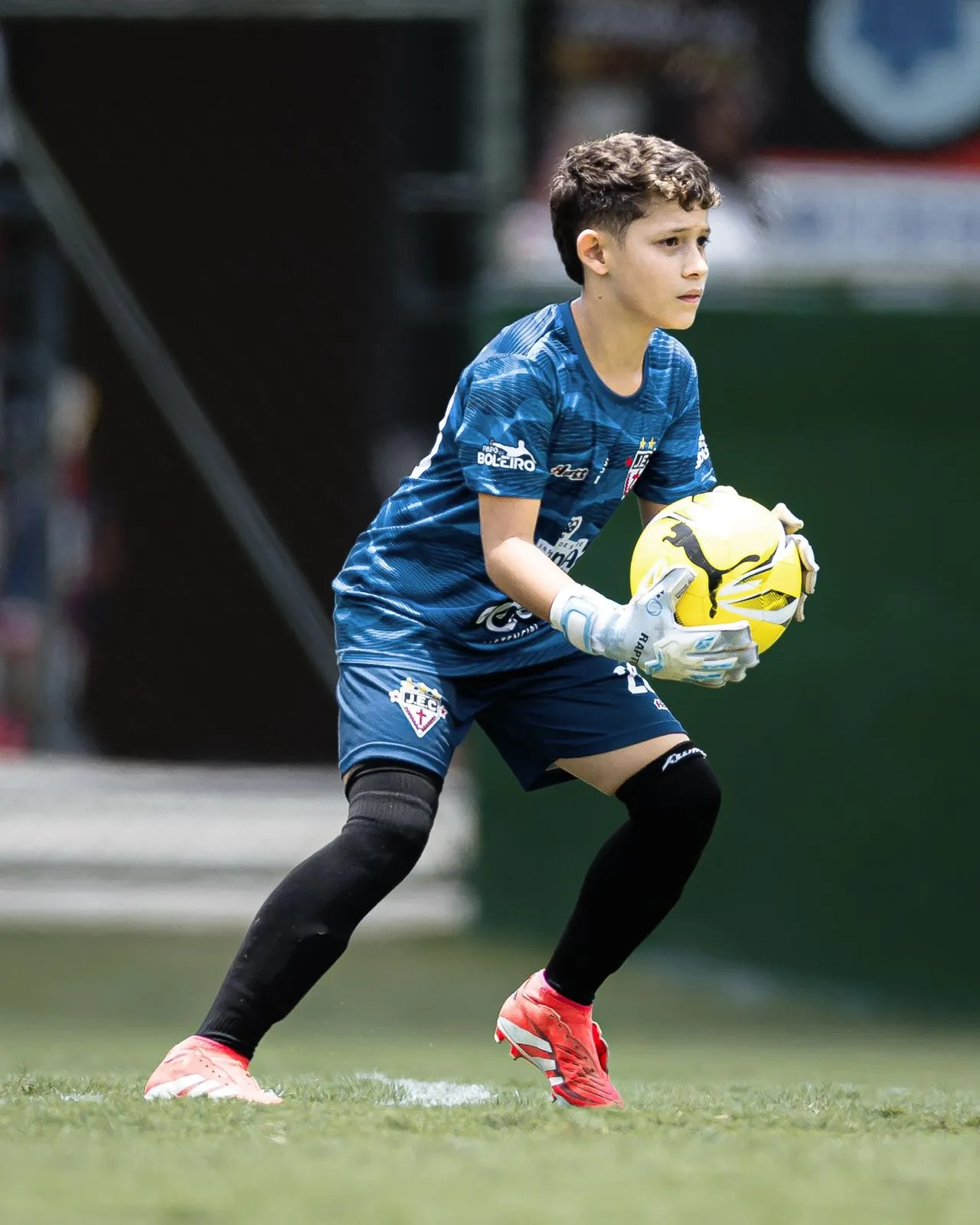 VitinGK em ação defendendo uma bola difícil durante partida