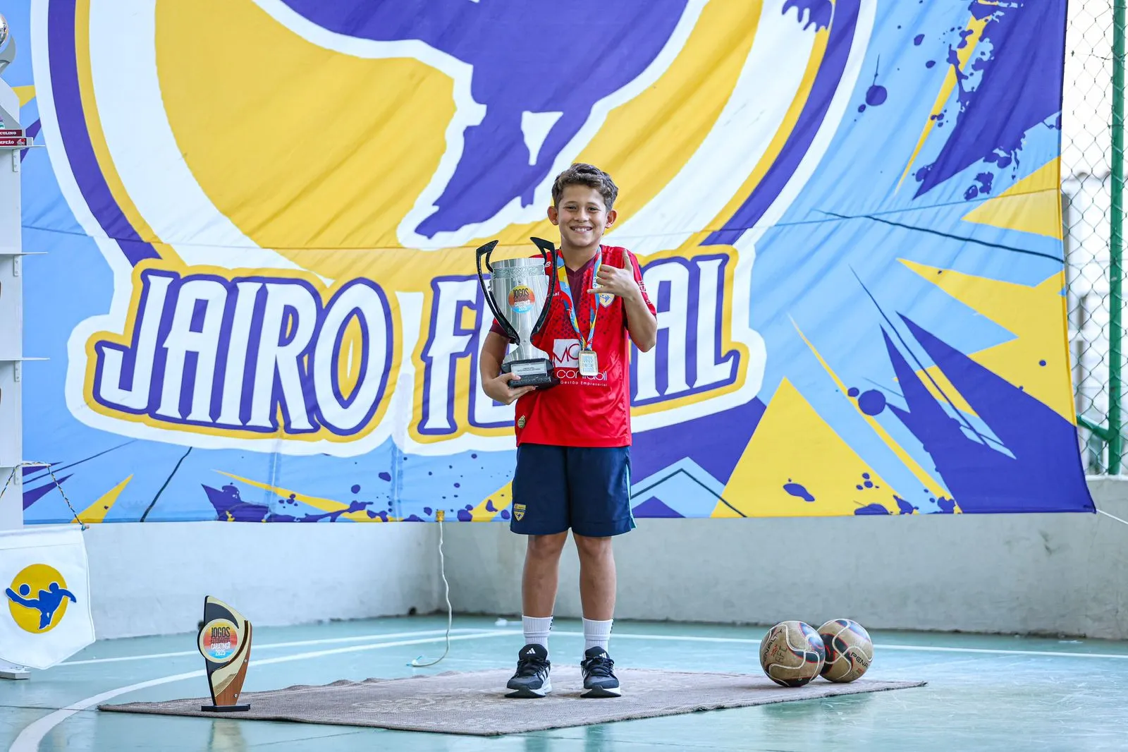 VitinGK comemorando vitória com troféu em competição nacional