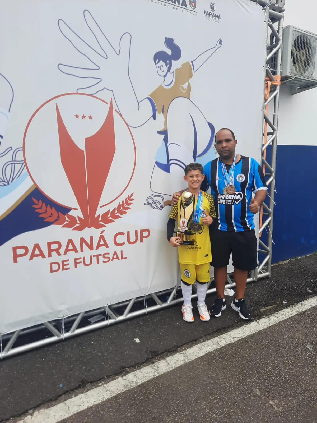 VitinGK defendendo no gol do Paraná Futsal em partida oficial
